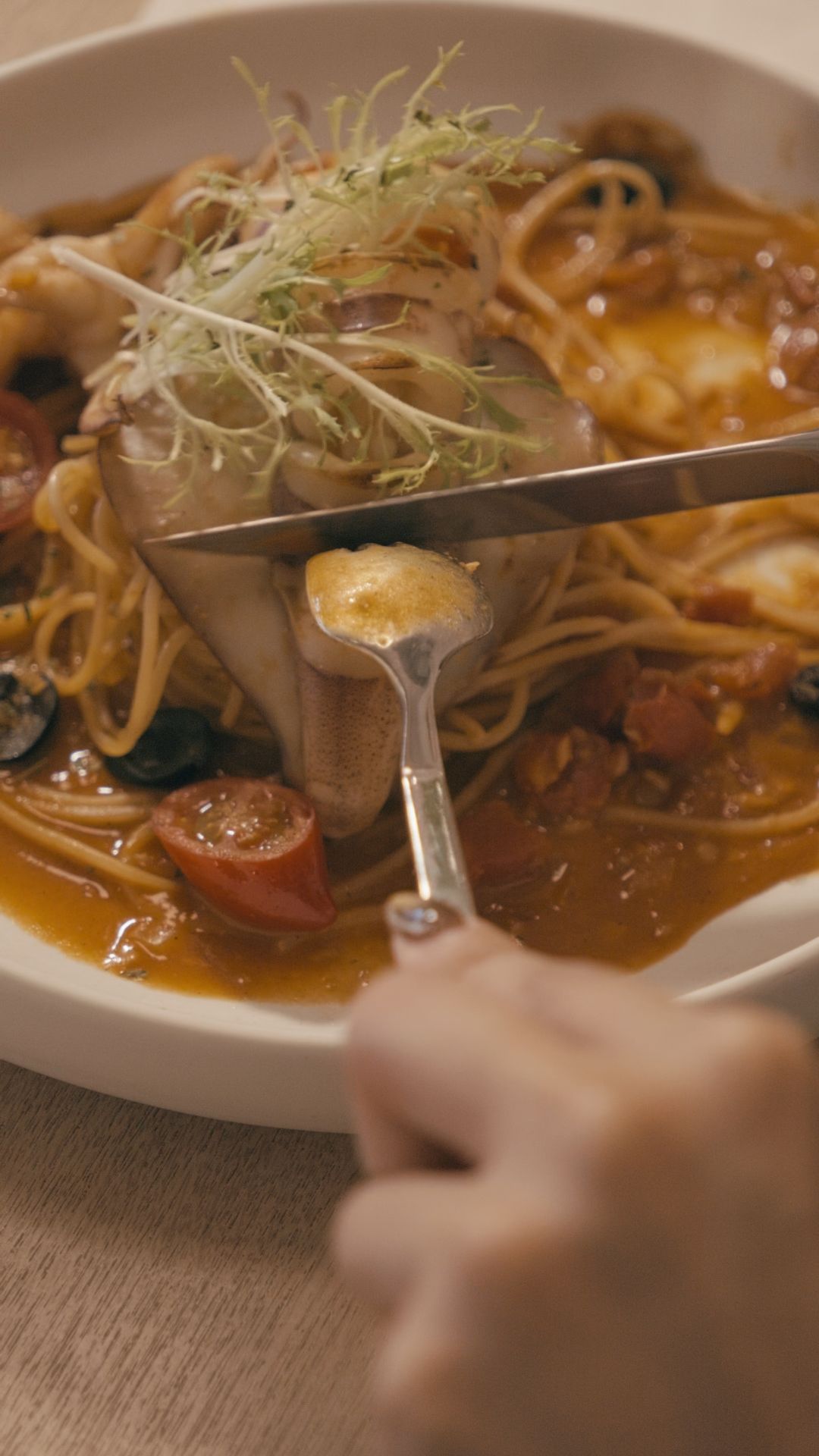 晚餐時段節奏放慢，讓料理成為對話的陪伴，為情侶與朋友創造被好好款待的時光。